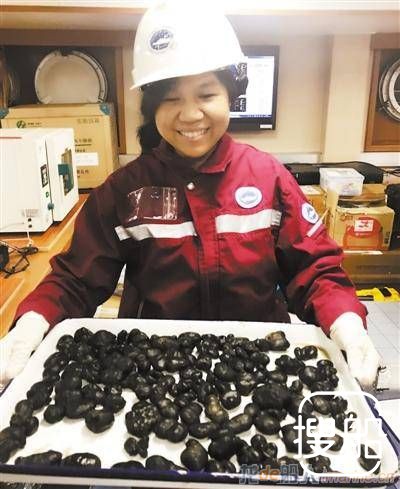 中国科考船深海捞出多金属结核 数百万年才长一厘米