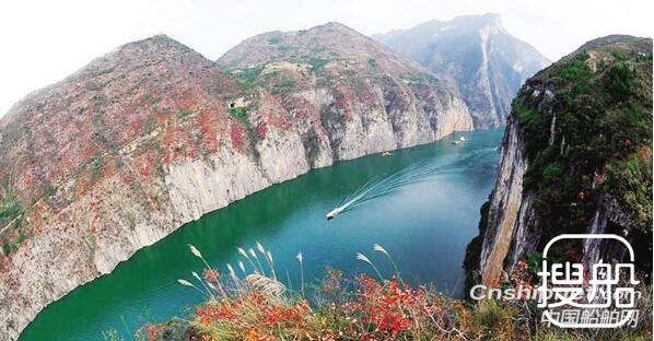 三峡库区首批标准化集装箱船开工