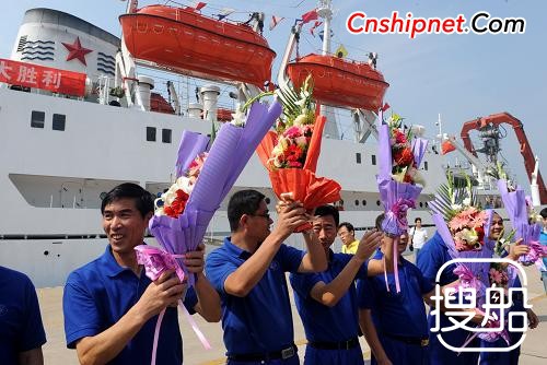 “蛟龙号” 深潜器母船载誉返回青岛