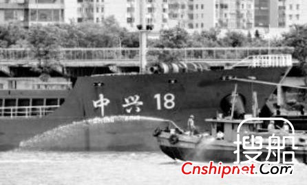 黄浦江“中兴18”号散货船失控