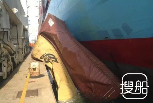 马士基大型集装箱船在码头发生重箱坍塌事件