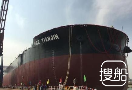淡水河谷新一代40万吨矿砂船首制船出坞