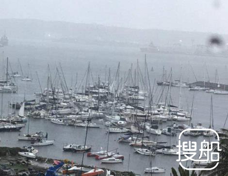 狂风暴雨袭南非 巨型货轮被“吹跑”堵住港口