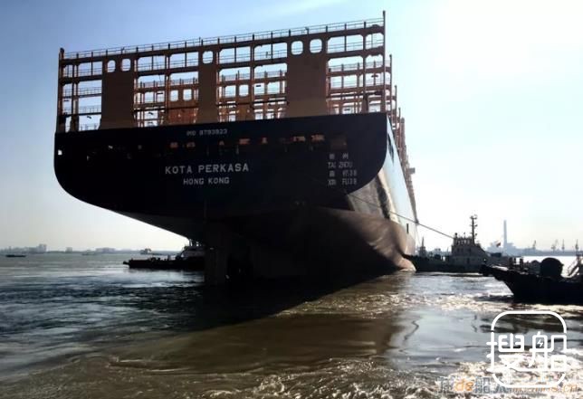 扬子鑫福2艘11800TEU集装箱船出坞