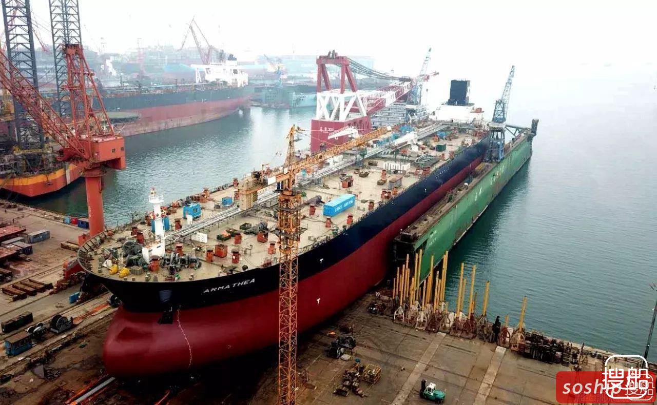 大连中远船务11.3万载重吨原油轮二号船出坞下水