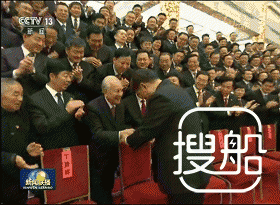 新闻联播这一幕刷屏了，习主席搀扶的老船人是谁？