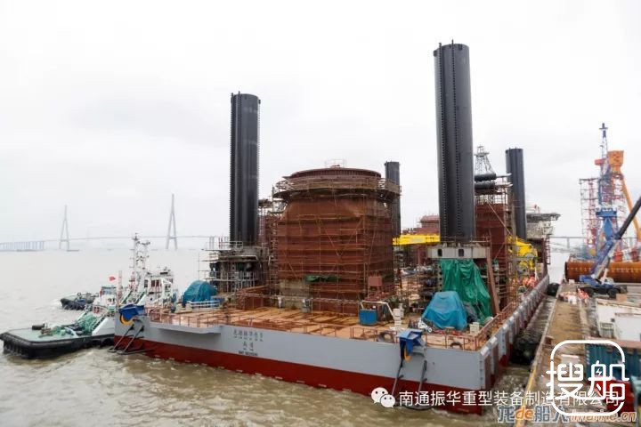 “龙源振华叁号”完成滑移下水