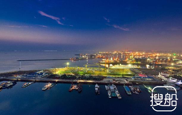 青岛港全自动化码头效率超人工码头一倍