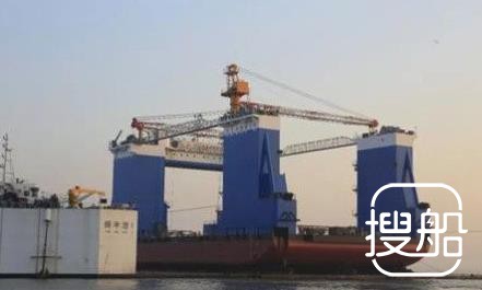 振华重工建造10000T“航工半潜驳3号”下水