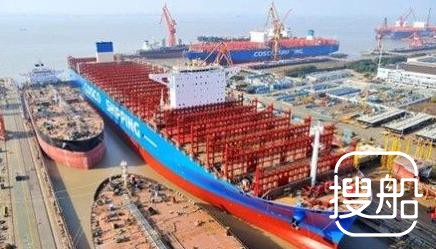 外高桥造船首艘21000TEU集装箱船下水