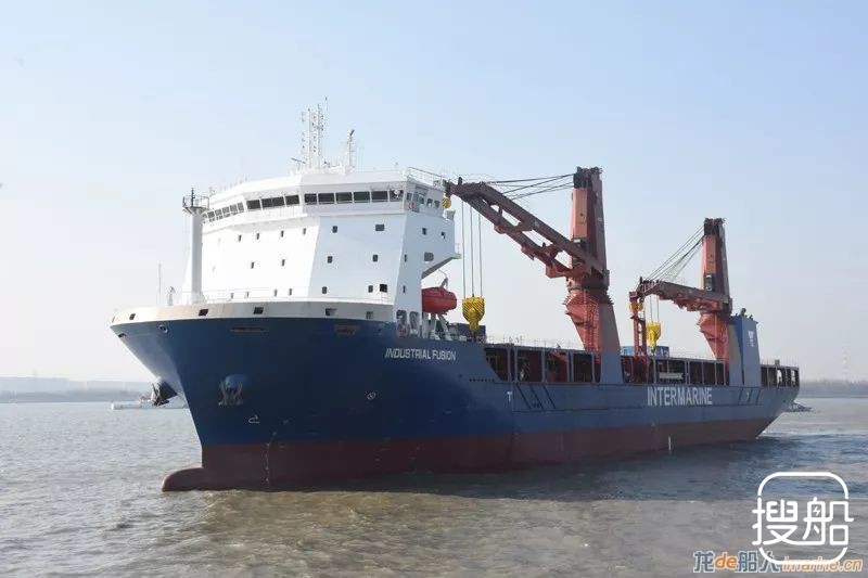 沪东中华第2艘13000吨重吊船完成试航