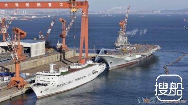 海军航母海试保障船停靠大连　国产航母或即将海试