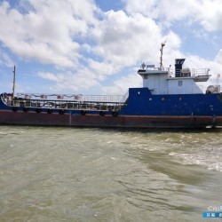 江苏100吨油船出售 出售300吨沿海油船