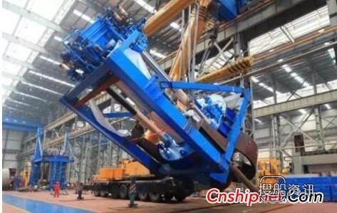 600320振华重工 振华重工3800千瓦主动力定位推进器吊装出坑