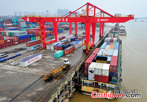 海口新港码头 长沙新港首次通航7000吨级货船