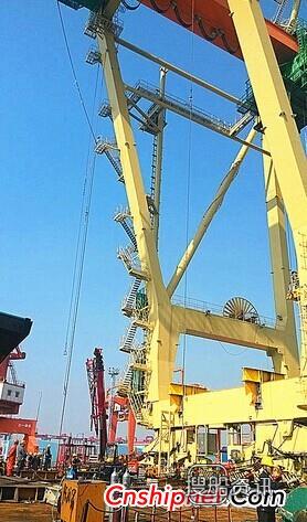 重任 广州打捞局“重任1500”驳完成高栏港桥吊搬迁