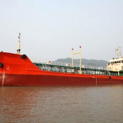 出售1000吨成品油船 出售921吨成品油船