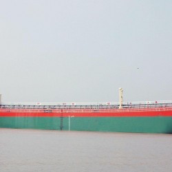 船进港区换轻油 出售6666吨轻油船