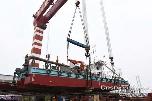 镇江船厂斐济海上采矿项目挖泥船吊装下水