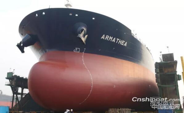 大连中远船务11.3万吨原油轮二号船顺利下水