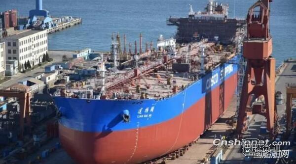 大船集团第二艘7.2万吨成品油船顺利下水