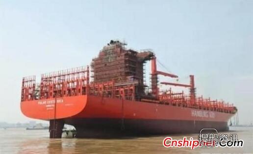 扬子江船业2艘3800TEU集装箱船顺利出坞