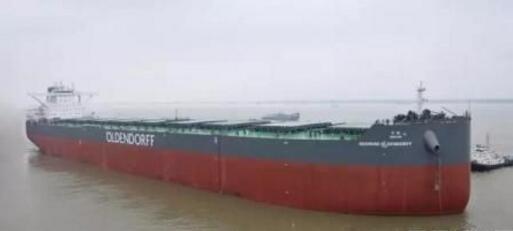 泰州口岸船舶2艘20.8万吨散货船分别试航和进坞合拢
