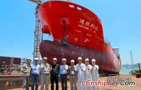 厦船重工5390DWT首制双相不锈钢成品油化学品船顺利下水