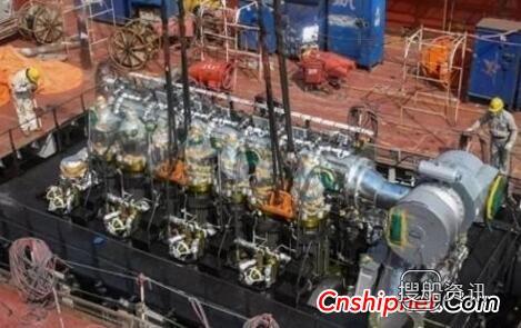 沪东中华13000吨重吊首制船完成主机吊装