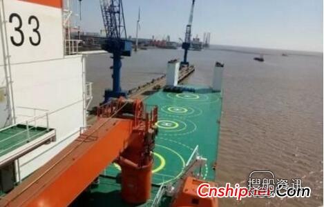 我国首艘军民两用5万吨级半潜船正式下水投运