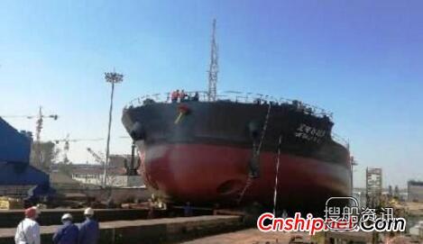 江东船厂3号9800吨船顺利下水