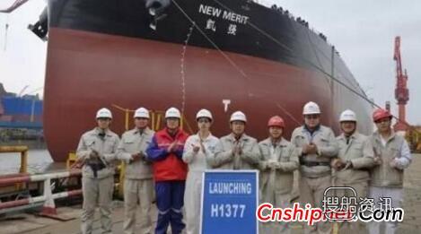 外高桥造船31.8万吨VLCC顺利出坞