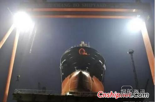 扬子江船厂首制36500吨大湖型散货船顺利下水