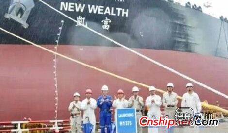 外高桥造船H1376船在2号船坞顺利出坞