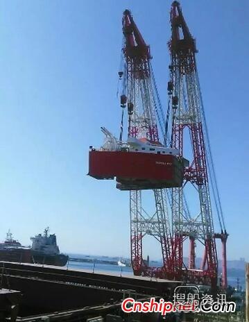 大连中远船务极地大型模块运输船3号船生活区总段顺利吊装上船