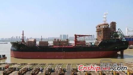 金陵船厂9000吨水泥运输船顺利下水