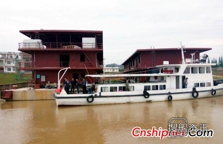 江海船厂2艘40M水泥趸船顺利下水