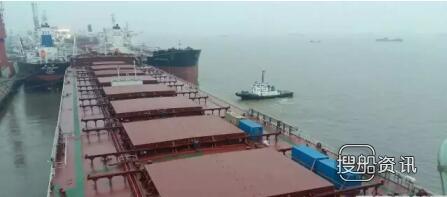 外高桥造船首制18万吨散货船出海试航