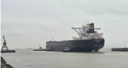 扬子江船业首制208000吨散货船成功交付