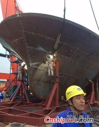 三林船厂“海港121”轮艏部分段吊装完成