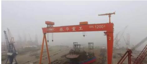 振华重工400英尺自升式钻井平台滑移下水