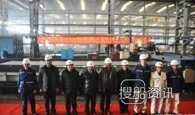 宏强重工1艘40m钢趸船顺利下水
