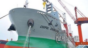 中波轮船订造的32000吨多用途重吊船下水