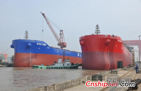 新扬子厂编48号和20号82000吨散货船下水