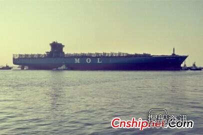 扬子江船业14号、15号10000标集装箱船出坞