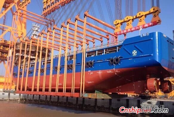 PSV使用“宏海号”吊装下水成功