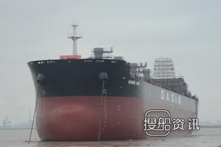 江苏韩通64000吨散货轮HT64-210下水
