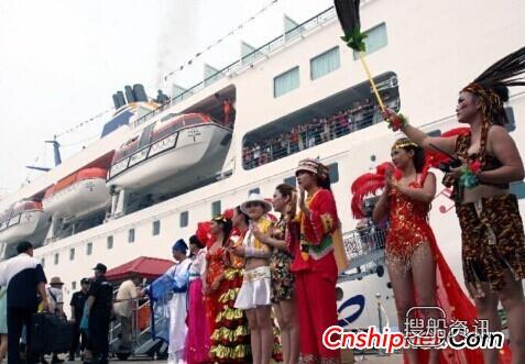 我国首艘全资自营豪华邮轮“中华泰山”号首航