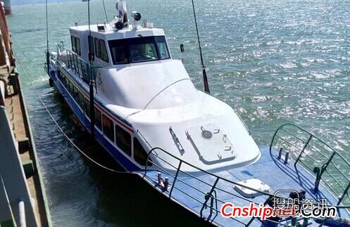 广东江龙船舶26米玻璃钢客船完成吊装