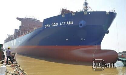 新世纪造船1#2#9200TEU集装箱船出坞下水